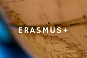 Fragment zabytkowego globusa, na tle równika biały napis ERASMUS+