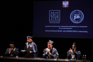 Zdjęcie przedstawia władze Akademii Teatralnej w tradycyjnych granatowych togach i biretach.