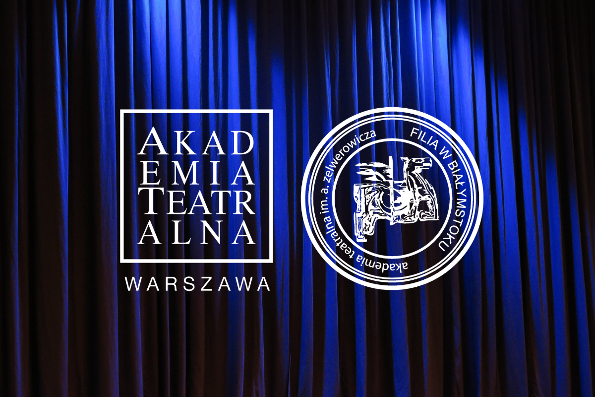 Grafika przedstawia zdjęcie kurtyny teatralnej podświetlonej na granatowo, na której widnieją białe logotypy Akademii Teatralnej w Warszawie i jej białostockiej Filii.