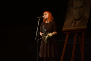 Marta Rau stoi na scenie i mówi do mikrofonu po odebraniu statuetki Wilka.