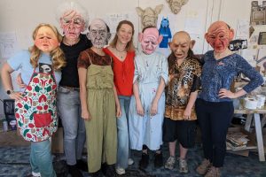 Na zdjęciu grupa studentek technologii teatru lalek w wykonanych przez siebie maskach z wykładowczynią Mariią Pohrebniak.