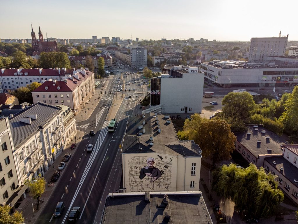 Widok muralu z góry, ujmujący panoramę centrum miasta.