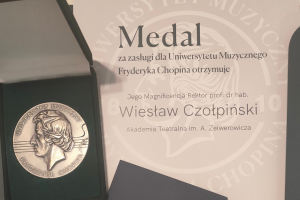 Srebrny medal z profilem Fryderyka Chopina w eleganckim pudełku i z dyplomem.