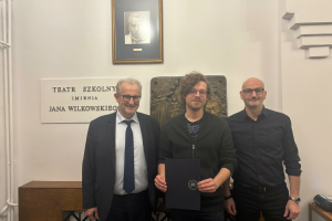 Na zdjęciu z holu Teatru Szkolnego im. Jana Wilkowskiego: (od lewej) prof. dr hab Wiesław Czołpiński, Rektor Akademii Teatralnej w Warszawie, Dr Tomek Kaczorowski , Dyrektor Olsztyńskiego Teatru Lalek, prof. dr hab. Artur Dwulit, Prorektor Akademii Teatralnej w Warszawie ds. Filii w Białymstoku.