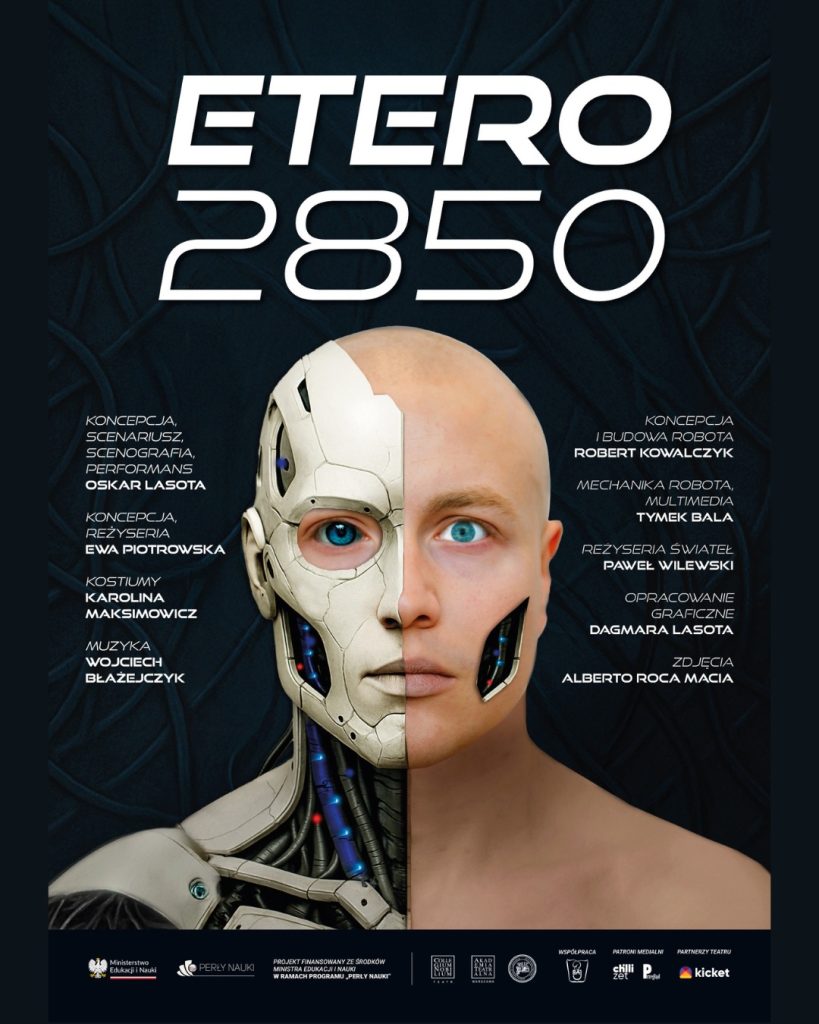 Plakat do spektaklu przedstawiający hybrydę Oskara Lasoty i humanoidalnego robota. 
