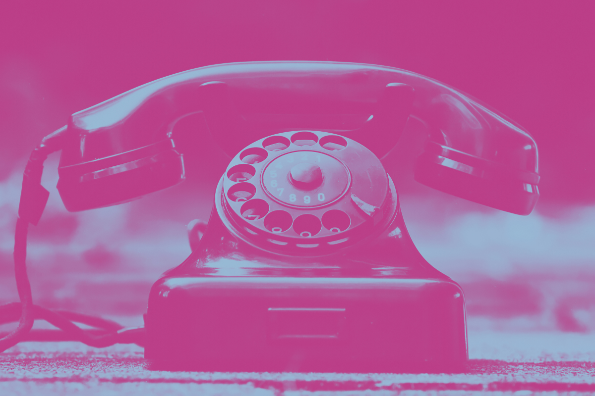 Zrastrowane na różowo zdjęcie starego aparatu telefonicznego z tarczą.