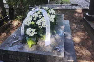 Zdjęcie grobu Aleksandra Zelwerowicza z rocznicowym wieńcem.