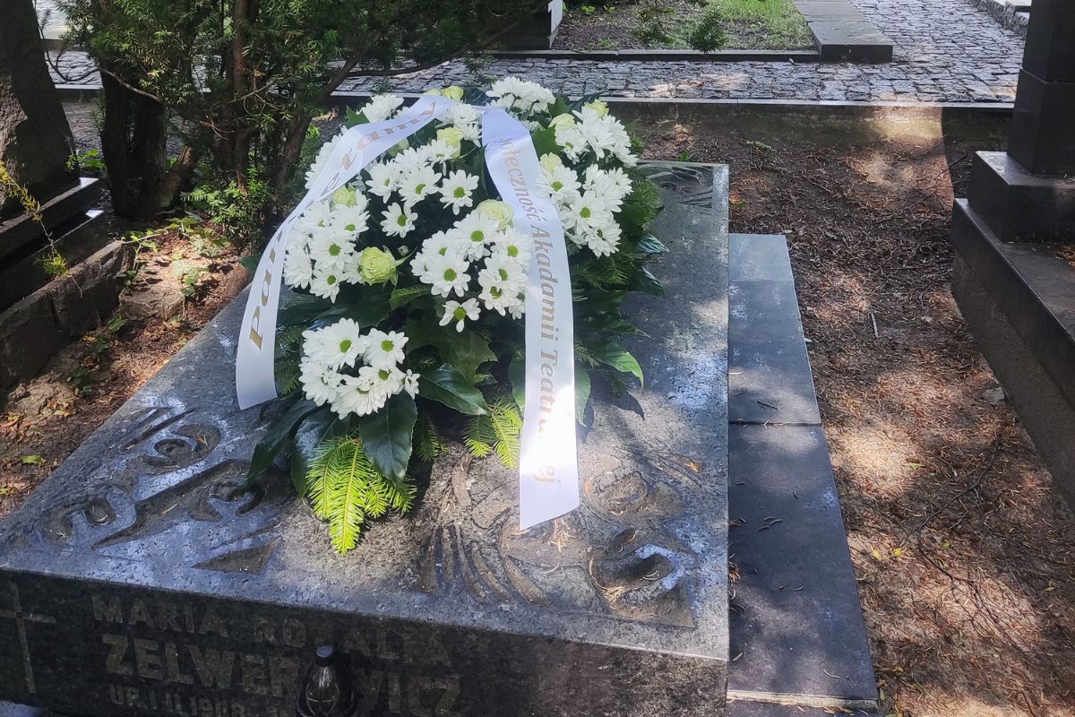 Zdjęcie grobu Aleksandra Zelwerowicza z rocznicowym wieńcem.
