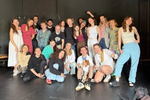 Grupa kilkunastu studentów z reżyserem Marcinem Wierzchowskim.