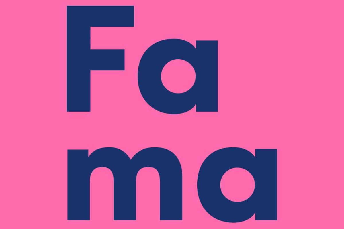 Na różowym tle granatowy napis "Fama".