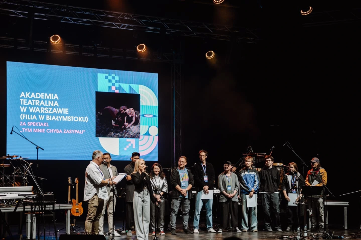 Zdjęcie laureatów Festiwalu FAMA stojących na scenie.