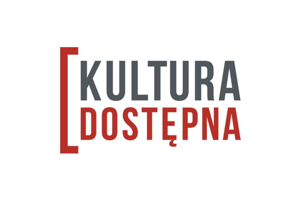 Logotyp programu Kultura Dostępna - czarno-czerwony napis okolony z lewej strony czerwonym nawiasem kwadratowym.