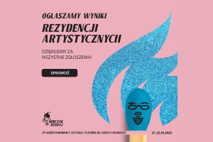 Grafika Festiwalu Korczak Dzisiaj. Niebieska główka zapałki z dorysowaną twarzą na różowym tle.