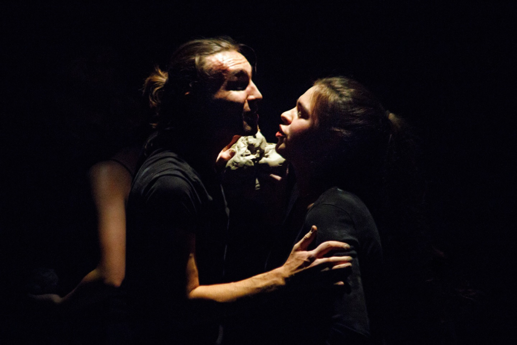 Młodzi mężczyzna i kobieta zwróceni do siebie przodem i rozmawiający w emocjach.