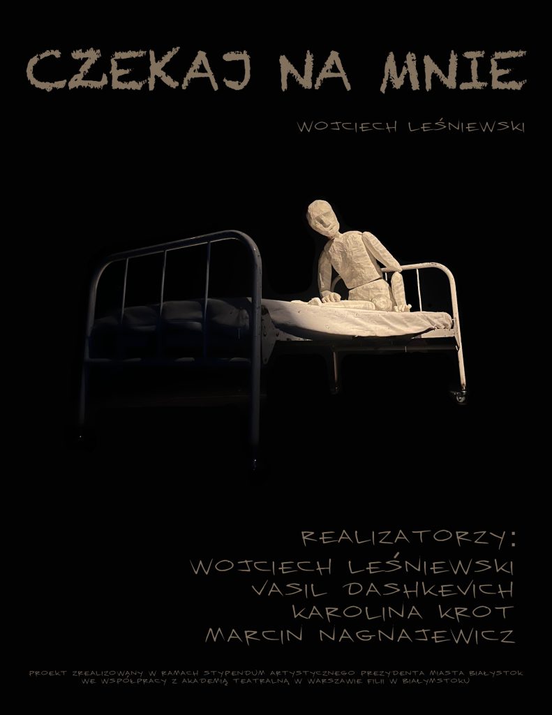 Plakat spektaklu: Goła lalka teatralna siedząca na metalowym łóżku starego typu. U góry napis: Czekaj na mnie. Pod nią spis realizatorów.