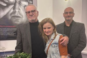 Na zdjęciu doktor Helena Radzikowska z promotorem prof. Wojciechem Kobrzyńskim i prorektorem ds. Filii w Białymstoku prof. Arturem Dwulitem.