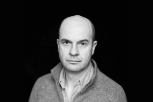 Czarno-biały portret prof. Piotra Cieplaka.