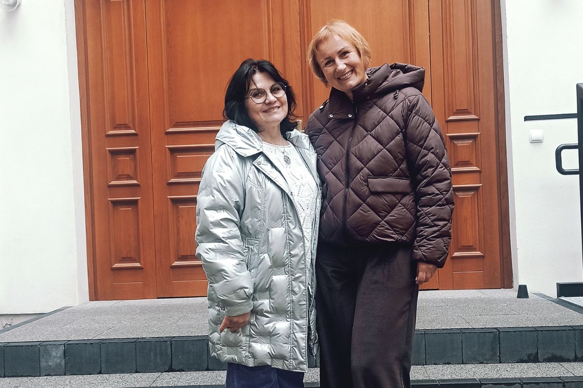Prof. Larysa Ischenko i prof. Natalia Mykhailova pozują przed wejściem do Teatru Szkolnego.