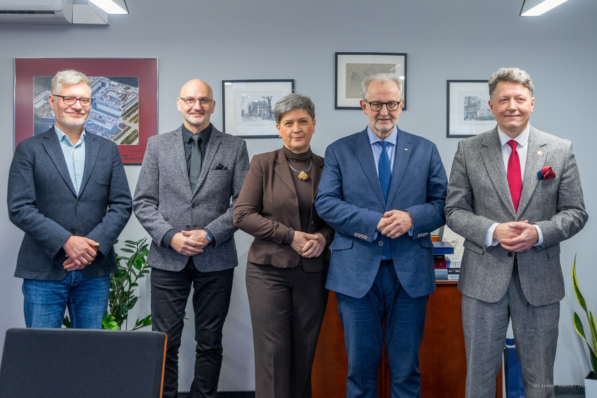 Władze obu uczelni na wspólnej fotografii: od lewej stoją Krzysztof Korotkich, Artur Dwulit, Bernarda Bielenia, Wiesław Czołpiński, Mariusz Popławski.