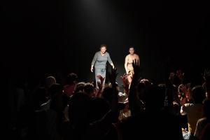 Maria Czok i Joanna Kurzyna kłaniają się po spektaklu licznie zgromadzonej publiczności.