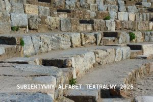 Zdjęcie starych kamiennych schodów z napisem: Subiektywny alfabet teatralny 2025.