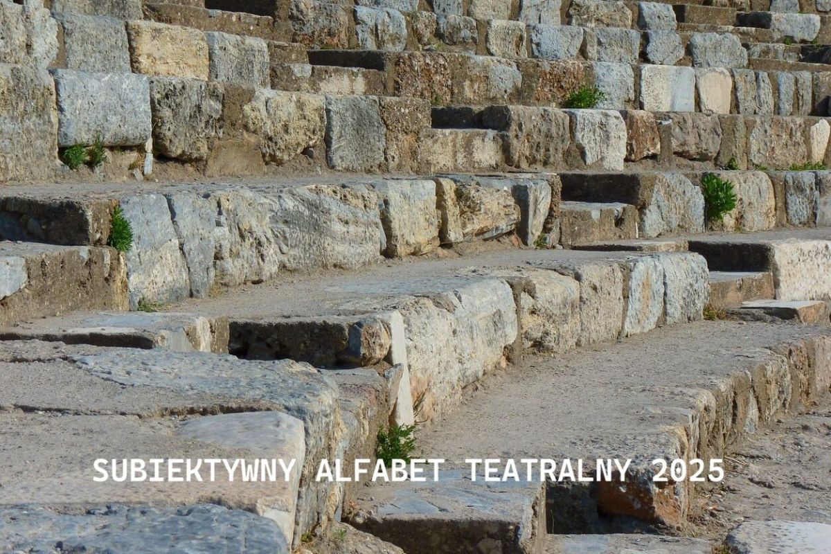 Zdjęcie starych kamiennych schodów z napisem: Subiektywny alfabet teatralny 2025.