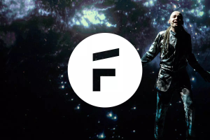 Logotyp Festiwalu Szekspirowskiego nałożony na fotografię ze spektaklu.