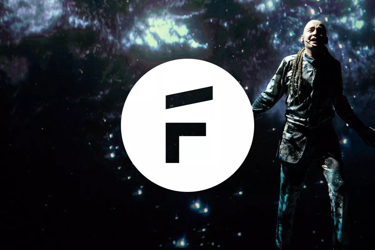 Logotyp Festiwalu Szekspirowskiego nałożony na fotografię ze spektaklu.