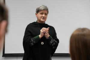Bernarda Bielenia głosząca wykład w Filii UwB w Wilnie.